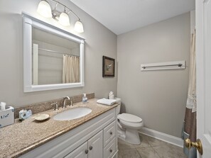 Kombination af bruser/badekar, håndklæder