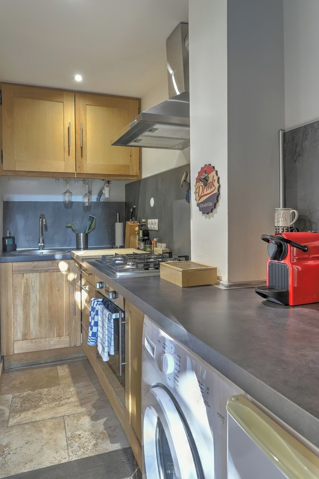 Jääkaappi, uuni, liesi, astianpesukone