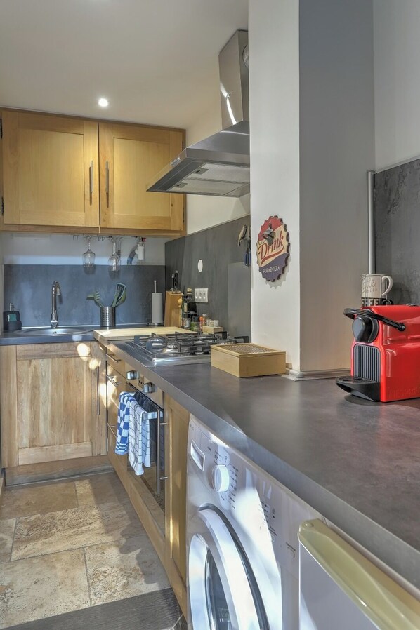 Réfrigérateur, four, plaque de cuisson, lave-vaisselle