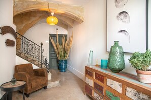 Interior - Cozy mezzanine in historic building, comfort assured (Arles)