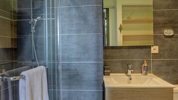 Douche, serviettes fournies, papier toilette
