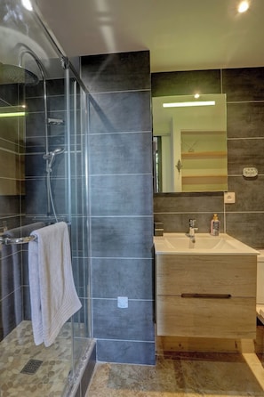 Douche, serviettes fournies, papier toilette