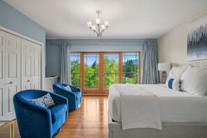 4 bedrooms, desk, iron/ironing board, travel crib - Lakeside Oasis | Hot Tub | Mountain & Lake Views (Invermere)