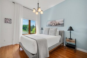 4 makuuhuonetta, työpöytä, silitysrauta/-lauta, vauvan matkasänky