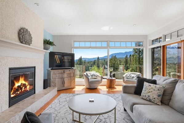 Smart TV, fireplace, books, offices - Lakeside Oasis | Hot Tub | Mountain & Lake Views (Invermere)