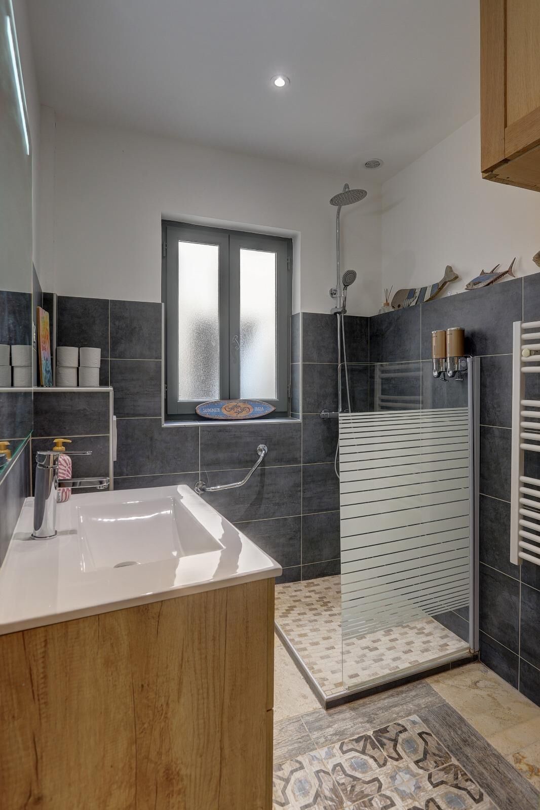 Douche, séchoir à cheveux, serviettes fournies, savon
