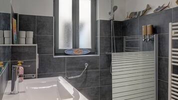 Douche, sĂšche-cheveux, serviettes fournies, savon
