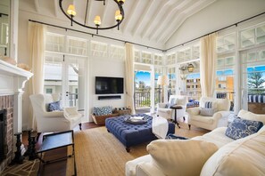 Netflix, streaming services - ★Burleigh Hamptons★ Surf views, Heated pool 200m to beach (Burleigh Heads)