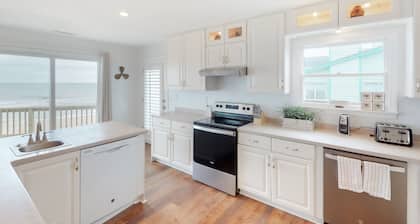 Oceanfront house with private pool, hot tub, AC, W/D & fireplace - dog-friendly