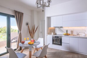 Refrigerador, horno, cafetera y tetera y tostadora 