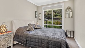 3 bedrooms, WiFi (free), bed sheets - Private coastal getaway Corlette (Corlette)