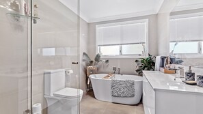 Combined shower/bathtub - Private coastal getaway Corlette (Corlette)