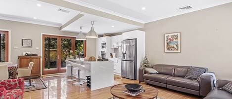 Smart TV, Netflix, streaming services