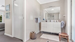 Combined shower/tub - Private coastal getaway Corlette (Corlette)