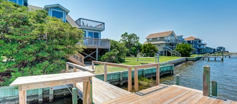 Waterfront, Dog-Friendly House w/Shared Pool, Free WiFi, Private W/D, Central AC