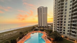 Ein Resort mit Pool, Blick auf den Strand und Hochhäusern.