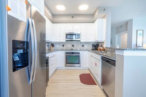 Refrigerador, microondas, horno y parrilla de estufa 