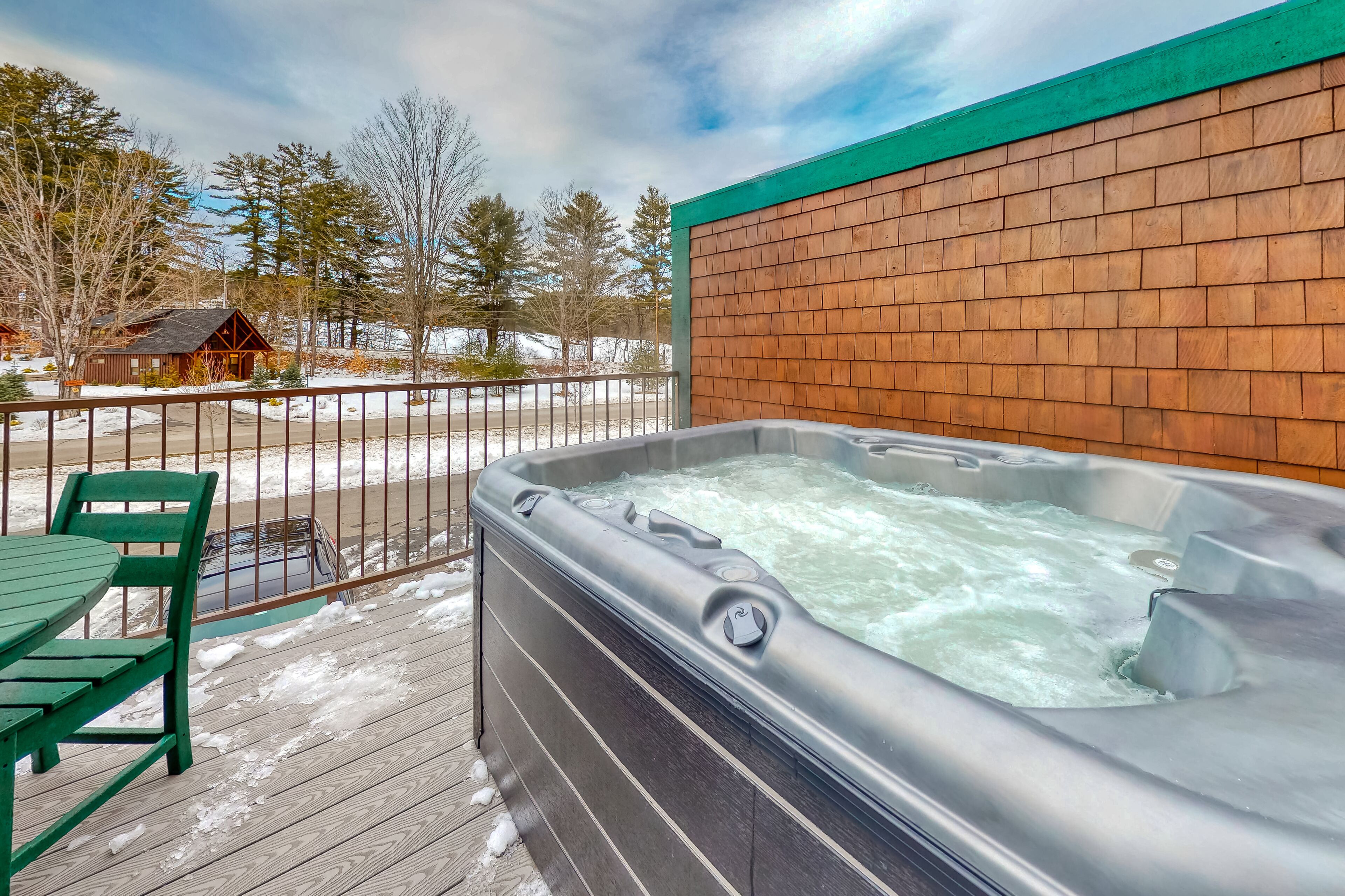 New townhome w/ private hot tub, game room, AC & fireplace - steps to Cranmore