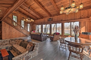 TV, fireplace, DVD player, books - ‘Eagles Nest’ - Baraboo Cabin on Wisconsin River! (Baraboo)