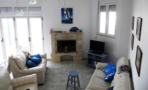 TV a schermo piatto, caminetto