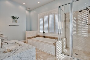 Combined shower/tub, jetted tub, hair dryer, towels - Luxury Gulf Front House with Pool, Peloton, and Walkover Access (Santa Rosa Beach)