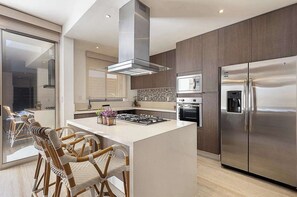 Réfrigérateur, four à micro-ondes, un four, surface de cuisson