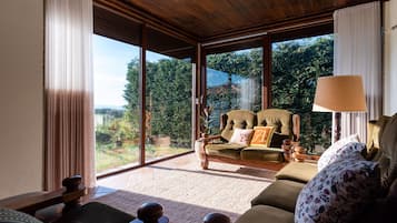 Villa familiar, 4 habitaciones | Área de sala de estar