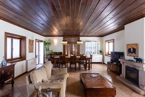 Family Villa, 4 Bedrooms | Living room - Feel Discovery Maçã Douro (Armamar)