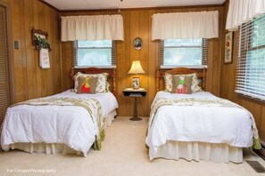 2 Schlafzimmer, Betten mit Memory-Foam-Matratzen, Bügeleisen/Bügelbrett