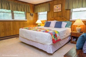 2 Schlafzimmer, Betten mit Memory-Foam-Matratzen, Bügeleisen/Bügelbrett