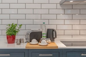 Kjøleskap, mikrobølgeovn, ovn og kokeplater