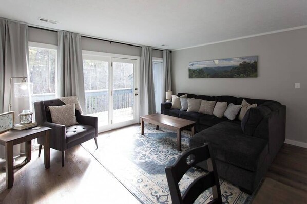 Una televisión, un altavoz inteligente