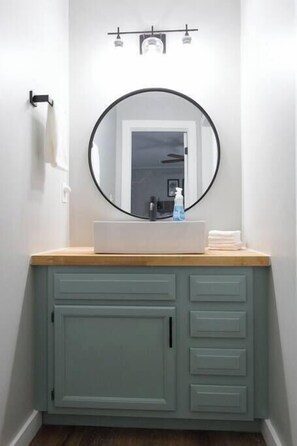 Bañera, secador de pelo, toallas y champú