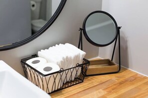 Bañera, secador de pelo, toallas y champú