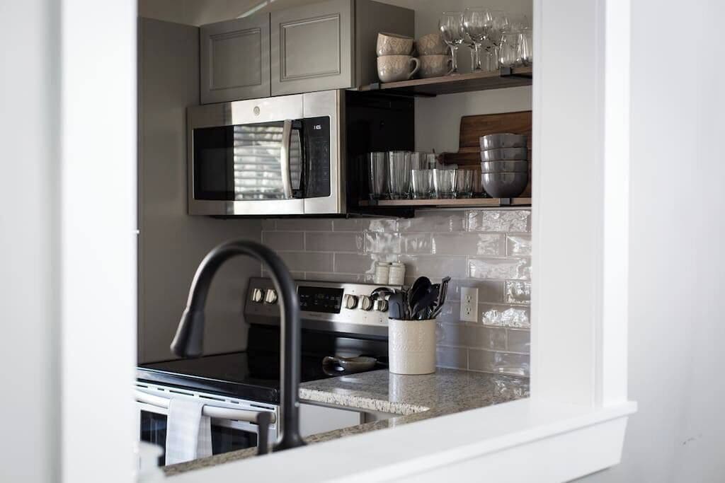 Geladeira, micro-ondas, fogão, cooktop