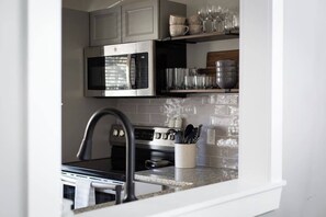 Frigorífico, microondas, horno y placa de cocina