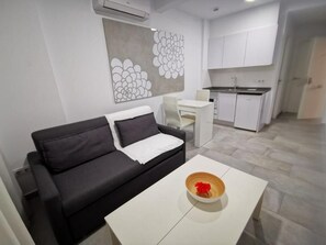 109-cm flat-screen TV with satellite channels, TV - Sol Playa Suites (Valencia)