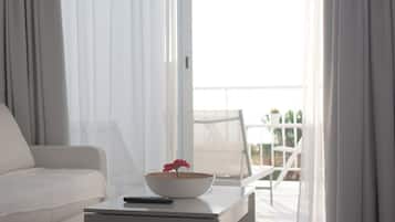 Appartamento Classic, vista oceano | Area soggiorno | TV a schermo piatto 109 cm con canali satellitari, TV