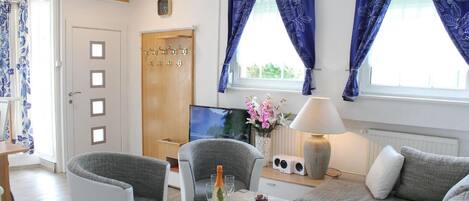 Televisión, chimenea, reproductor de DVD y estéreo