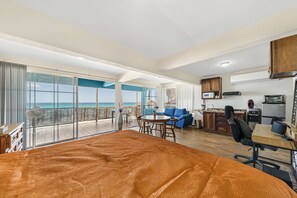 Escritorio, wifi gratis y ropa de cama 