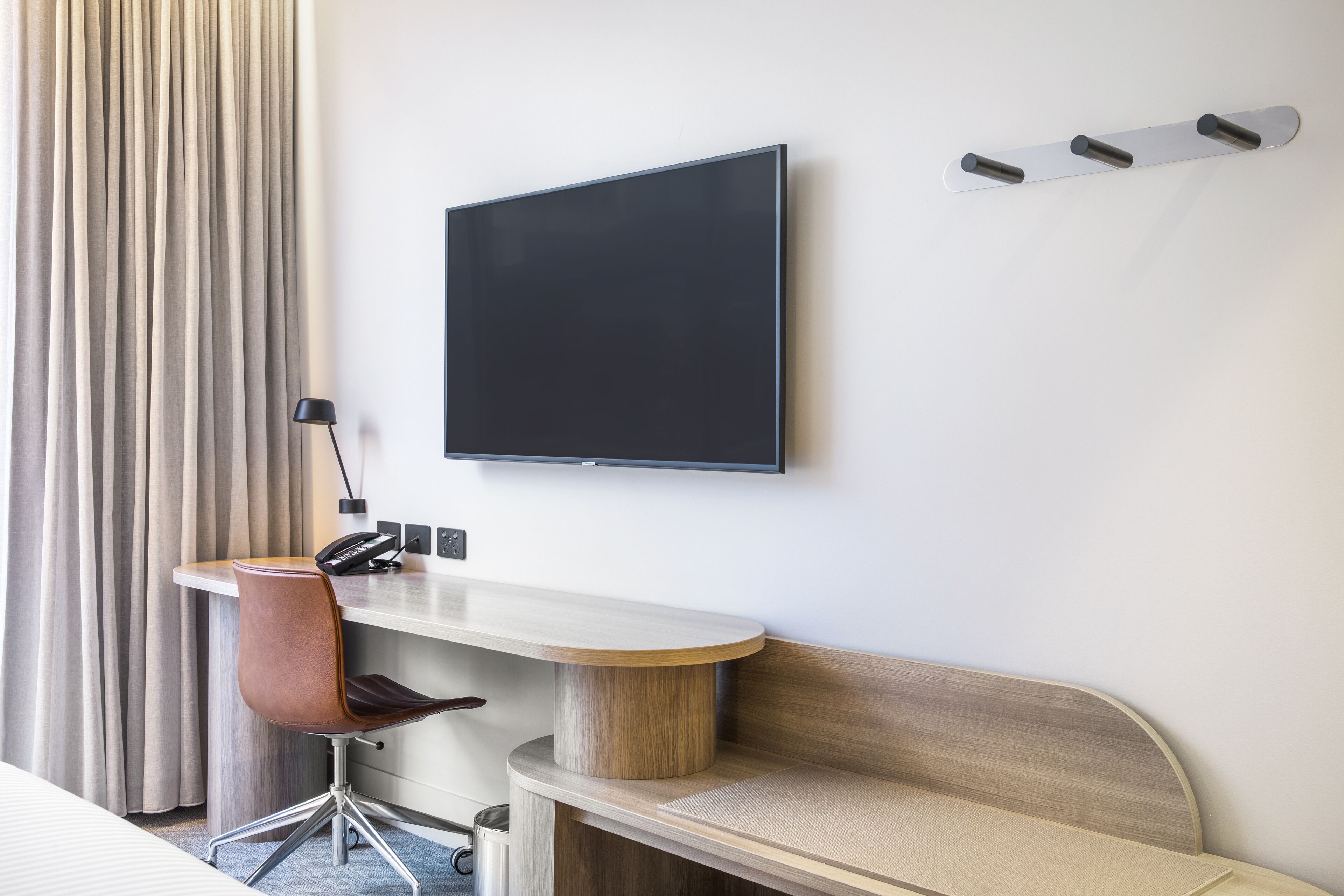 standard room | 1 bedroom, minibar, in-room safe, desk