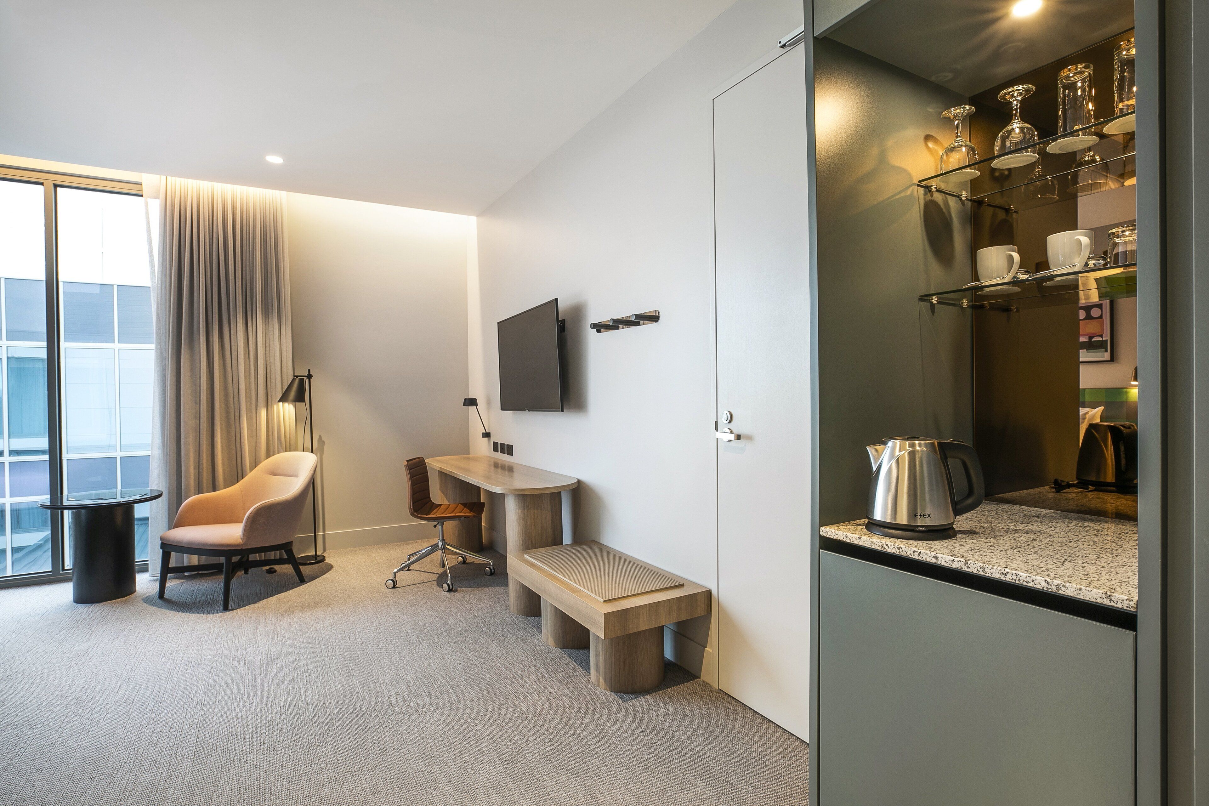 standard room, 1 king bed, accessible | 1 bedroom, minibar, in-room safe, desk