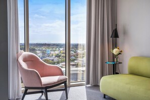 Suite, 2 Doppelbetten (High Floor) | Zimmersafe, individuell dekoriert, individuell eingerichtet