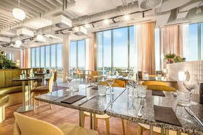 Breakfast, lunch and dinner served - Holiday Inn Werribee by IHG (Werribee)