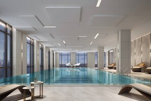 Kolam renang indoor