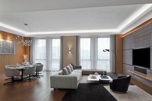 Edredón, minibar, caja de seguridad en la habitación y escritorio 