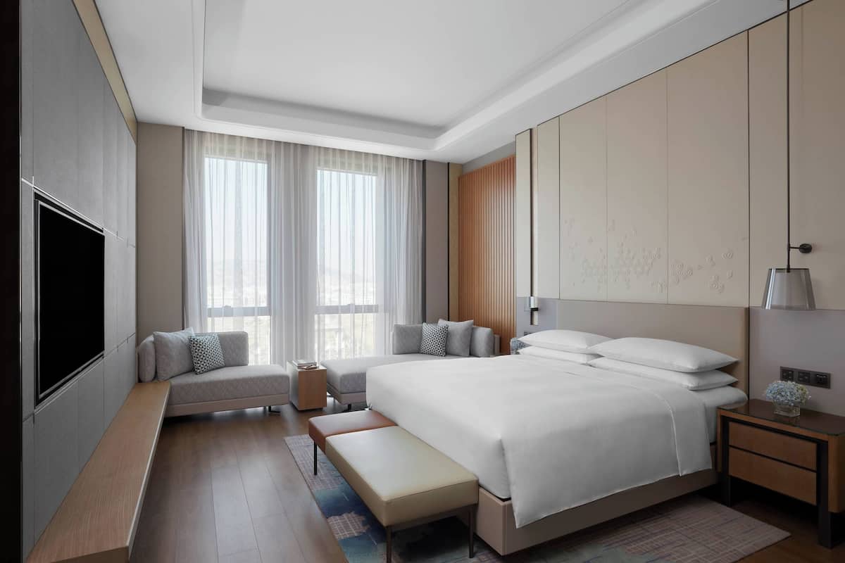 Suite Club, 1 letto queen | Copriletto in piuma, minibar, una cassaforte in camera, una scrivania