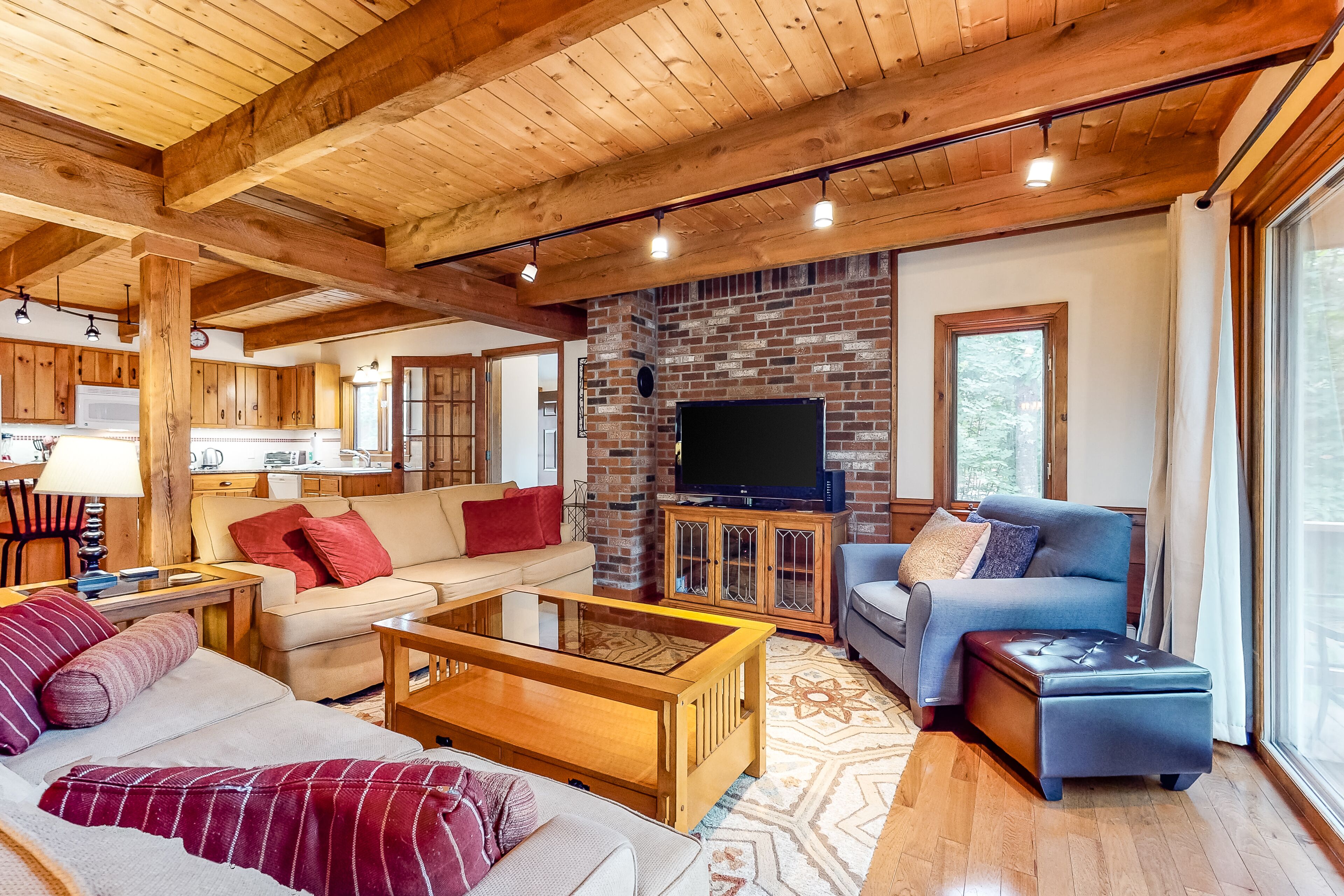Family-friendly retreat w/furnished deck, gas grill, washer/dryer & shared pool