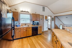 Jääkaappi, mikroaaltouuni, uuni, liesi