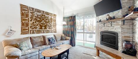 Fernseher, Kamin, Bücher